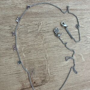 Kendra Scott “MAMA” Necklace – Sterling Silver Tone